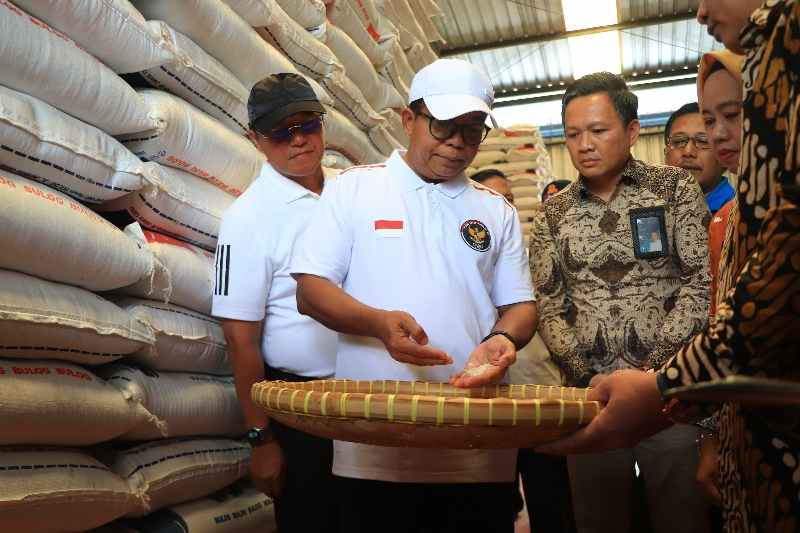 Pj. Gubernur Lampung Tinjau Ketersediaan Beras di Gudang Bulog Liwa, Pastikan Stok Aman Hingga Akhir 2024 Pj. Gubernur Lampung Tinjau Ketersediaan Beras di Gudang Bulog Liwa, Pastikan Stok Aman Hingga Akhir 2024