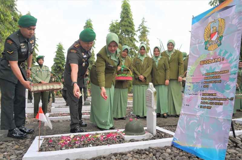 HUT ke-63 Korem 071/Wijayakusuma : Danrem Pimpin Ziarah Rombongan di TMP Tanjungnirwana HUT ke-63 Korem 071/Wijayakusuma : Danrem Pimpin Ziarah Rombongan di TMP Tanjungnirwana