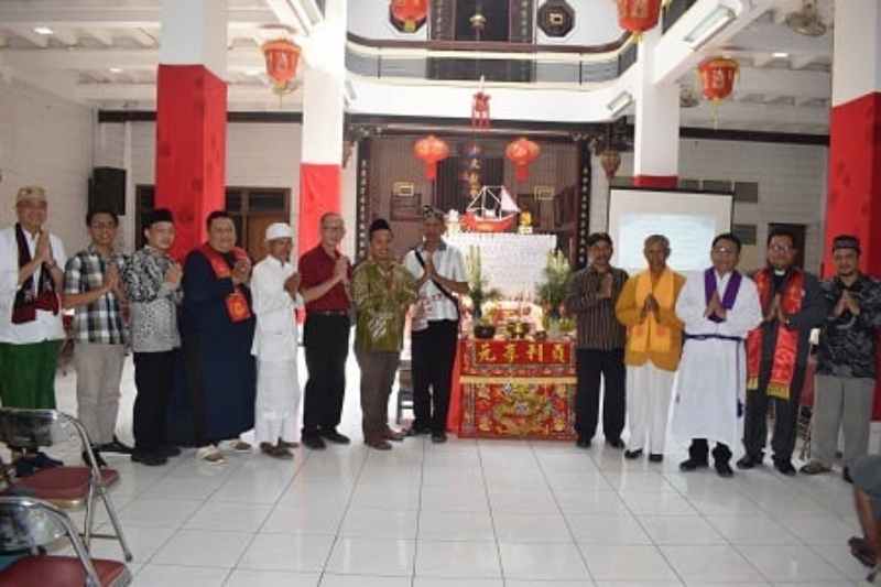 Únik, Sembahyang King Hoo Ping Lintas Agama di Boen Hian Tong Únik, Sembahyang King Hoo Ping Lintas Agama di Boen Hian Tong