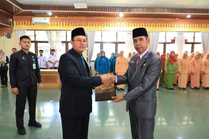 Pj. Bupati Drs. Nukman Lantik dan Mengambil Sumpah Jabatan Pj. Sekda Drs. Ismet Inoni Pj. Bupati Drs. Nukman Lantik dan Mengambil Sumpah Jabatan Pj. Sekda Drs. Ismet Inoni