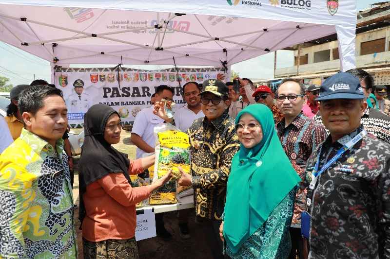Pj. Gubernur Samsudin Pantau Bahan Kebutuhan Pokok di Pasar Kawasan Transmigrasi Mandiri Mesuji Pj. Gubernur Samsudin Pantau Bahan Kebutuhan Pokok di Pasar Kawasan Transmigrasi Mandiri Mesuji