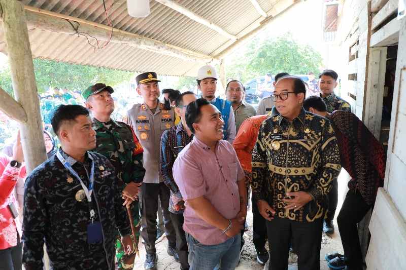 Pj. Gubernur Samsudin Lakukan Penyalaan Sambungan Listrik, Bantuan Pemasangan Gratis Masyarakat Pra-Sejahtera Pj. Gubernur Samsudin Lakukan Penyalaan Sambungan Listrik, Bantuan Pemasangan Gratis Masyarakat Pra-Sejahtera