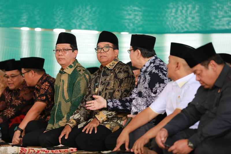 Pj. Gubernur Samsudin Salat Jum’at Bersama di Masjid Al-Hijrah Kota Baru Pj. Gubernur Samsudin Salat Jum’at Bersama di Masjid Al-Hijrah Kota Baru