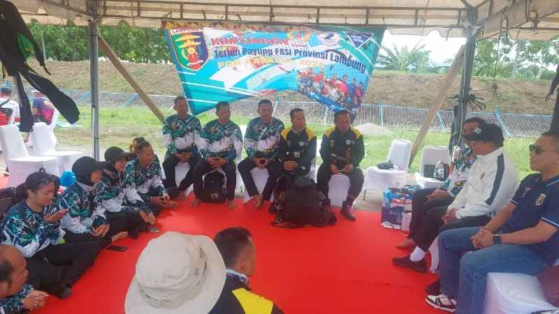 Pj Gubernur Lampung Minta Atlet dan Official Agar Terus Menjaga Semangat Meraih Medali Pj Gubernur Lampung Minta Atlet dan Official Agar Terus Menjaga Semangat Meraih Medali