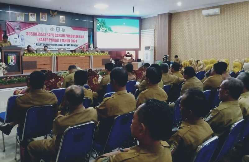 Ratusan Kepala Sekolah dan APIP di Pringsewu Ikuti Sosialisasi Sapu Bersih Pungli Ratusan Kepala Sekolah dan APIP di Pringsewu Ikuti Sosialisasi Sapu Bersih Pungli