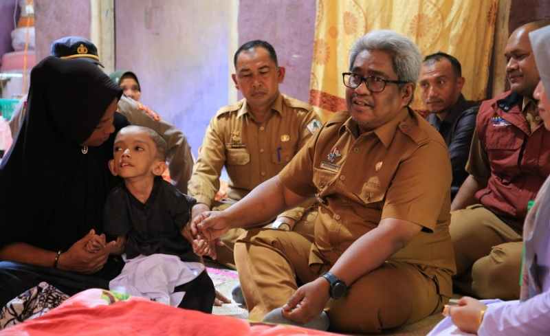 Pj Bupati Dr Mahyuzar Kunjungi Anak Penderita Stunting di Aceh Utara Pj Bupati Dr Mahyuzar Kunjungi Anak Penderita Stunting di Aceh Utara