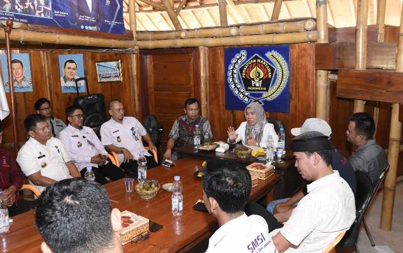 Jalin Silaturahmi dan Kolaborasi dengan Media, Pj Sekda Bayana Kunjungi Kantor PWI Tubaba Jalin Silaturahmi dan Kolaborasi dengan Media, Pj Sekda Bayana Kunjungi Kantor PWI Tubaba