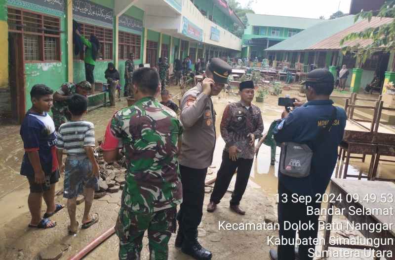 Sinergi TNI-Polri dan Pemerintah Kecamatan Dolok Batu Nanggar, Bantu Korban Banjir Sinergi TNI-Polri dan Pemerintah Kecamatan Dolok Batu Nanggar, Bantu Korban Banjir