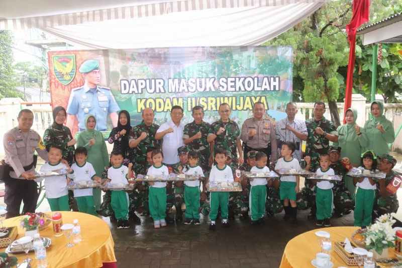 Gelar Dapur Masuk Sekolah, Kodim 0410/KBL Dukung Pemerintah Entas Angka Stunting Gelar Dapur Masuk Sekolah, Kodim 0410/KBL Dukung Pemerintah Entas Angka Stunting