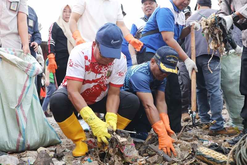Pj. Gubernur Samsudin Bersama Masyarakat Lakukan Aksi Bersih-bersih Pantai di Pantai Payang Panjang Pj. Gubernur Samsudin Bersama Masyarakat Lakukan Aksi Bersih-bersih Pantai di Pantai Payang Panjang