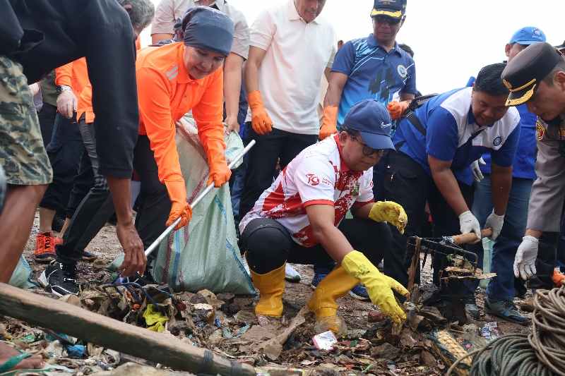 Penjabat Gubernur Lampung Samsudin Buka Kegiatan Coastal Clean Up 2024 Penjabat Gubernur Lampung Samsudin Buka Kegiatan Coastal Clean Up 2024