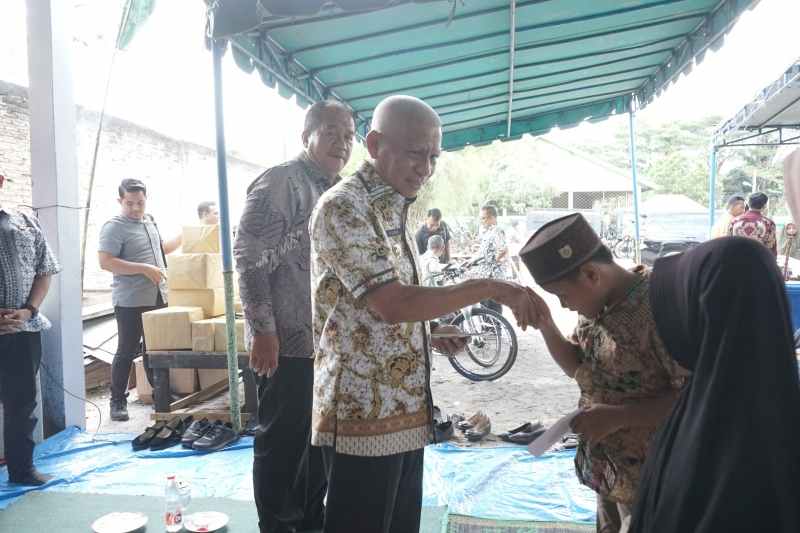 Bupati Surya Serahkan Pakaian dan Perlengkapan Kerja THL Dinas Lingkungan Hidup Bupati Surya Serahkan Pakaian dan Perlengkapan Kerja THL Dinas Lingkungan Hidup