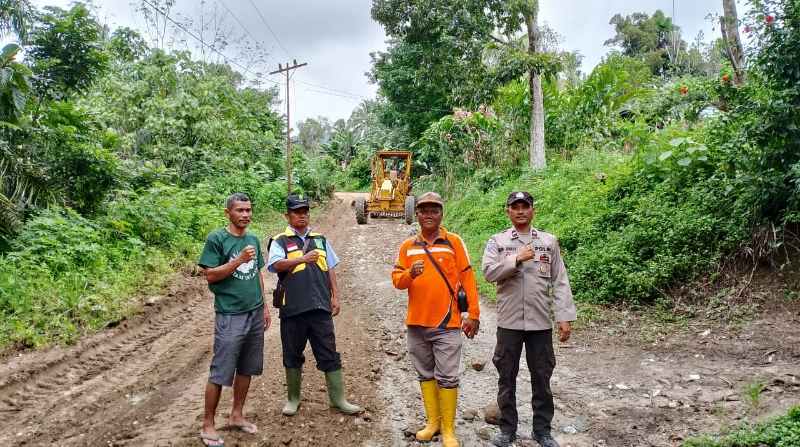 Polsek Raya Kahean Bersama Warga Gotong Royong Perbaiki Jalan di Kaki Gunung Simarsolpah Polsek Raya Kahean Bersama Warga Gotong Royong Perbaiki Jalan di Kaki Gunung Simarsolpah