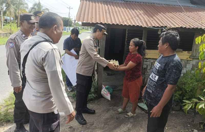 Kapolsek Tanah Jawa Gelar “Minggu Kasih” Bagikan Sembako kepada Warga Kurang Mampu Kapolsek Tanah Jawa Gelar “Minggu Kasih” Bagikan Sembako kepada Warga Kurang Mampu