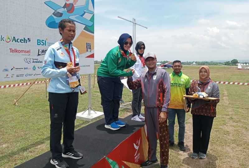Devy Atlet Jatim Rebut 2 Emas Terbang Layang Devy Atlet Jatim Rebut 2 Emas Terbang Layang