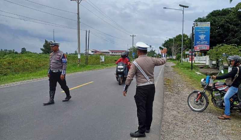 Satlantas Polres Simalungun Amankan Arus Lalu Lintas di Jalur Wisata Parapat Selama Libur Weekend Satlantas Polres Simalungun Amankan Arus Lalu Lintas di Jalur Wisata Parapat Selama Libur Weekend