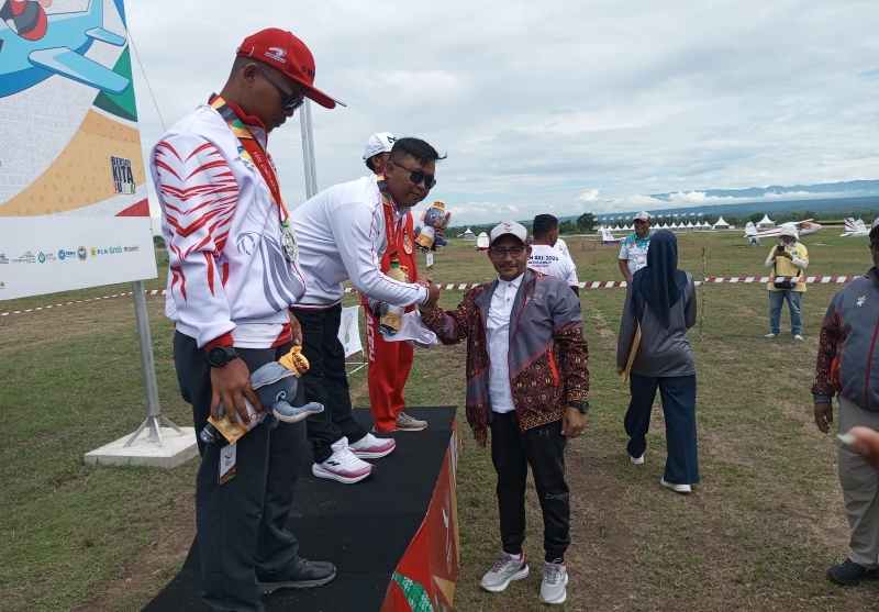 Hadiri UPP Cabor Terbang Layang, Anggota DPD RI Kalungkan Medali Untuk Pemenang Hadiri UPP Cabor Terbang Layang, Anggota DPD RI Kalungkan Medali Untuk Pemenang