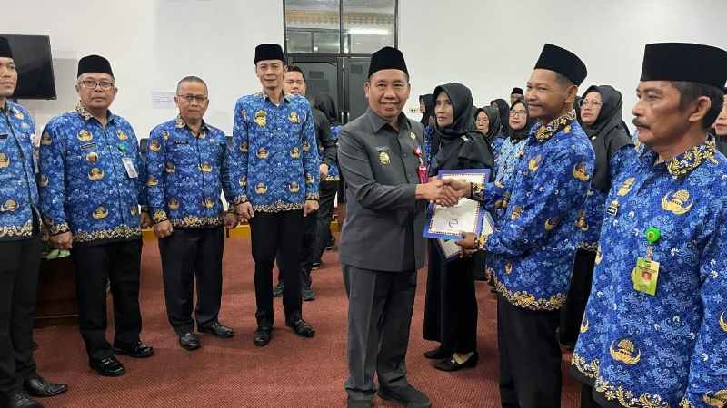 Pj. Sekda Ir. Suaidi Melantik Dan Pengambilan Sumpah PNS Guru Angkatan Pertama Pj. Sekda Ir. Suaidi Melantik Dan Pengambilan Sumpah PNS Guru Angkatan Pertama