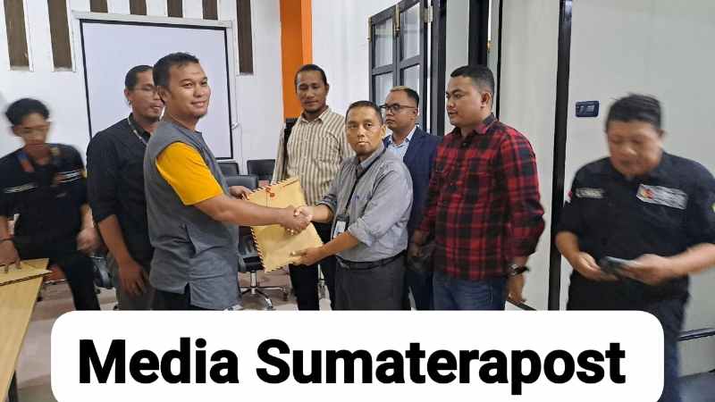 Hamdan Sati dan Febriadi Serahkan Berkas Gugatan ke Pangwaslih Aceh Tamiang Hamdan Sati dan Febriadi Serahkan Berkas Gugatan ke Pangwaslih Aceh Tamiang