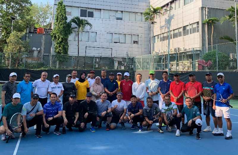 Pj. Gubernur Samsudin dan Jajaran Pemprov Olahraga Tenis Bersama Jajaran Kemenpora RI Pj. Gubernur Samsudin dan Jajaran Pemprov Olahraga Tenis Bersama Jajaran Kemenpora RI