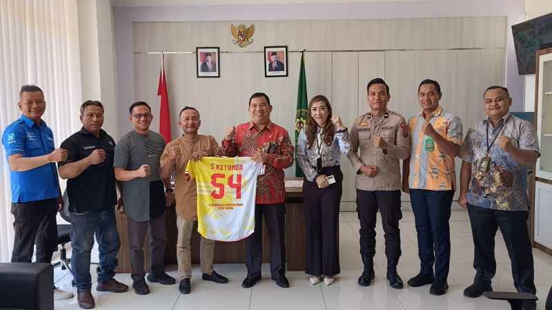 Terima Jersey Tim Sepak Bola Forkopimda, PN Sei Rampah Ajak Media Jalin Sinergi Terima Jersey Tim Sepak Bola Forkopimda, PN Sei Rampah Ajak Media Jalin Sinergi