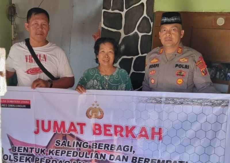 Polsek Perdagangan Gelar Jumat Barokah, Berikan Sembako untuk Warga Kurang Mampu Polsek Perdagangan Gelar Jumat Barokah, Berikan Sembako untuk Warga Kurang Mampu