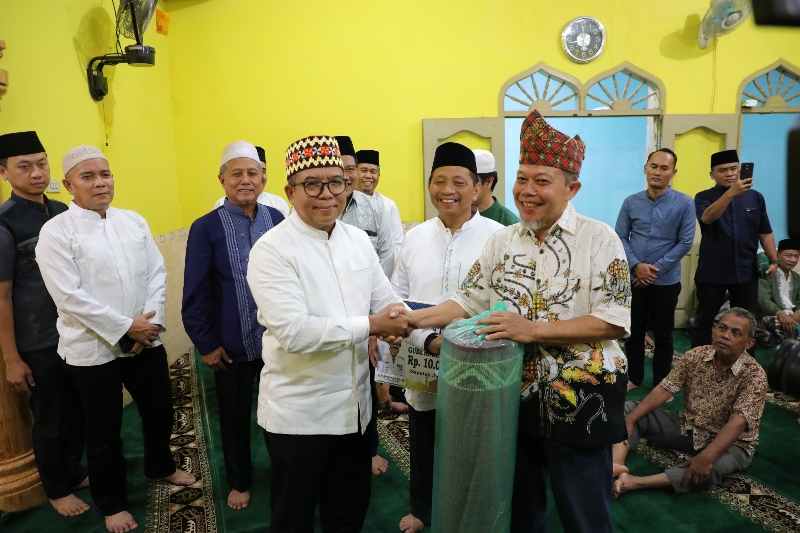 Pj. Gubernur Samsudin Silaturahmi dan Bernostalgia dengan Warga di Lingkungan Perum Bataranila Pj. Gubernur Samsudin Silaturahmi dan Bernostalgia dengan Warga di Lingkungan Perum Bataranila