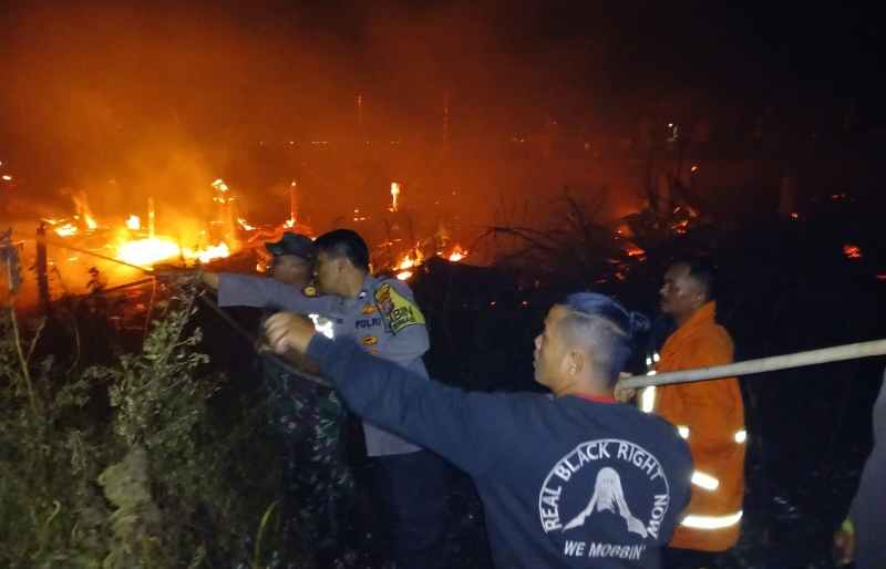 Kebakaran Hanguskan 17 Pondok di Tepi Danau Toba, Kerugian Ditaksir Rp100 Juta Kebakaran Hanguskan 17 Pondok di Tepi Danau Toba, Kerugian Ditaksir Rp100 Juta
