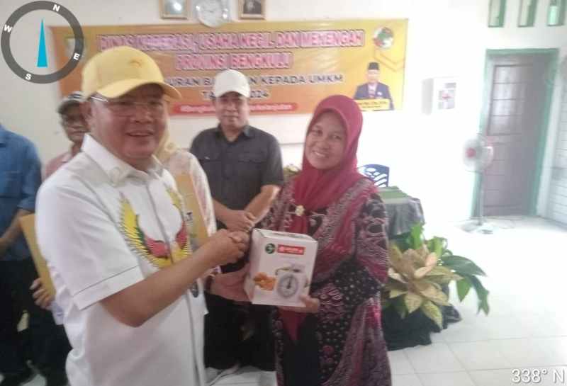 Gubernur Rohidin Marsyah Salurkan Program UMKM di Kabupaten Kaur Gubernur Rohidin Marsyah Salurkan Program UMKM di Kabupaten Kaur