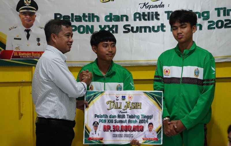 Atlet Tebing Tinggi Raih Medali di PON XXI, Pj Walikota Berikan Bonus Atlet Tebing Tinggi Raih Medali di PON XXI, Pj Walikota Berikan Bonus