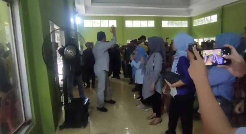 Disambut Ratusan Pendukung, Pasangan Calon ASRI Meminta Tim Untuk Dapat Bekerja Dengan Iklas Disambut Ratusan Pendukung, Pasangan Calon ASRI Meminta Tim Untuk Dapat Bekerja Dengan Iklas