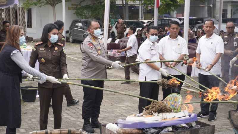 Ratusan Barang Bukti Perkara Pidana Dimusnahkan Kejari Sergai Ratusan Barang Bukti Perkara Pidana Dimusnahkan Kejari Sergai