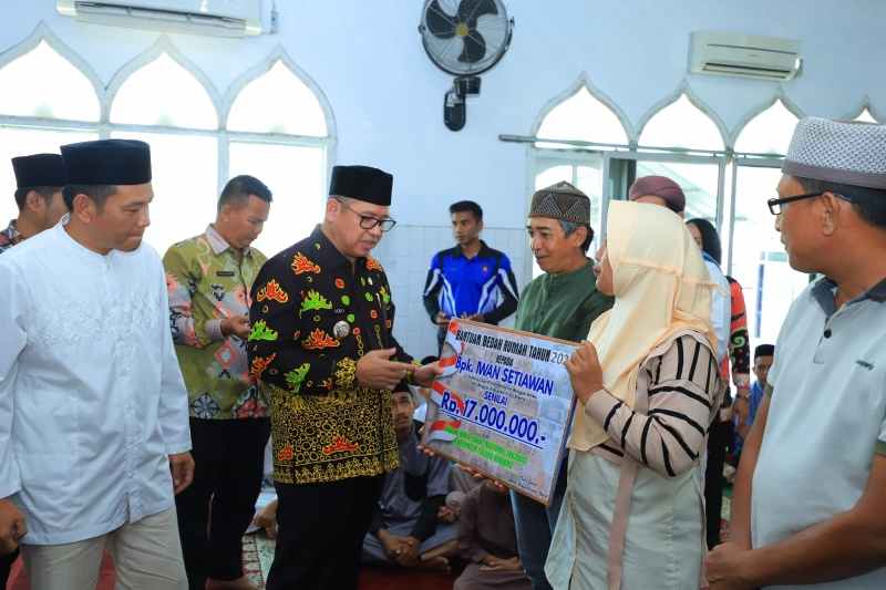 Distribusi Bantuan Bedah Rumah, UMKM, & Pendidikan oleh BAZNAS Tuba di Masjid Jamaatul Muslimin Distribusi Bantuan Bedah Rumah, UMKM, & Pendidikan oleh BAZNAS Tuba di Masjid Jamaatul Muslimin