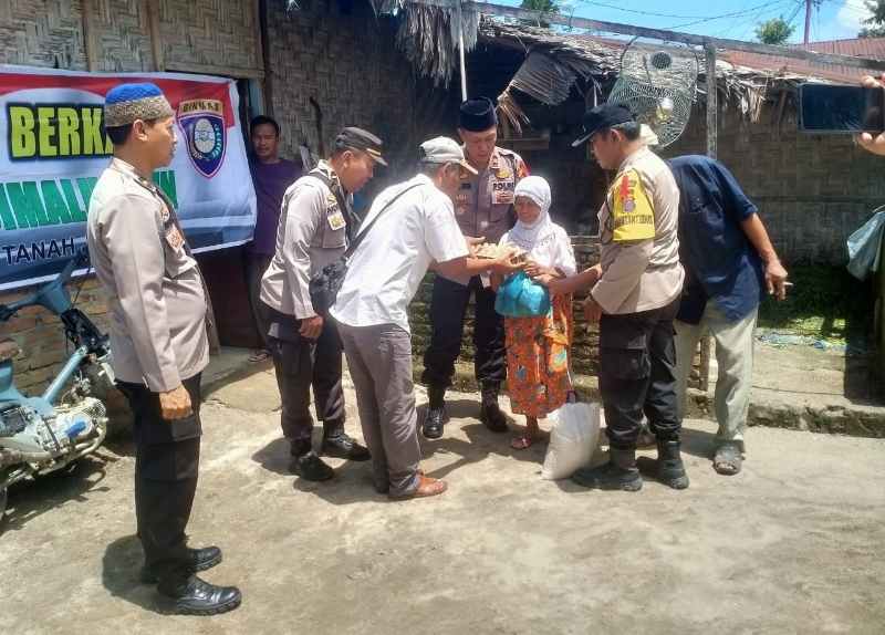 “Jumat Berkah” Wujud Nyata Kepedulian Polri terhadap Masyarakat Nagori Mariah Jambi “Jumat Berkah” Wujud Nyata Kepedulian Polri terhadap Masyarakat Nagori Mariah Jambi