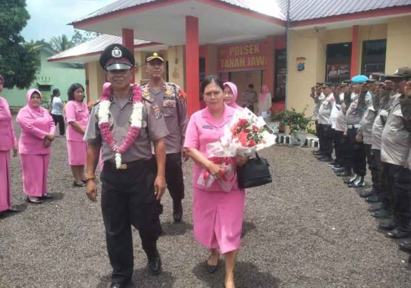 Polsek Tanah Jawa Gelar Syukuran Purna Bhakti Aiptu M.H. Sinaga dan Penyambutan Pejabat Baru Polsek Tanah Jawa Gelar Syukuran Purna Bhakti Aiptu M.H. Sinaga dan Penyambutan Pejabat Baru