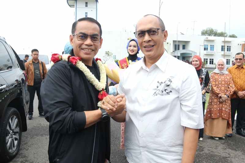 Irjen Andi Rian R Djajadi Beserta Istri Nyonya Dewwy Disambut Pengalungan Bunga oleh Waka BSSN RI Irjen Andi Rian R Djajadi Beserta Istri Nyonya Dewwy Disambut Pengalungan Bunga oleh Waka BSSN RI