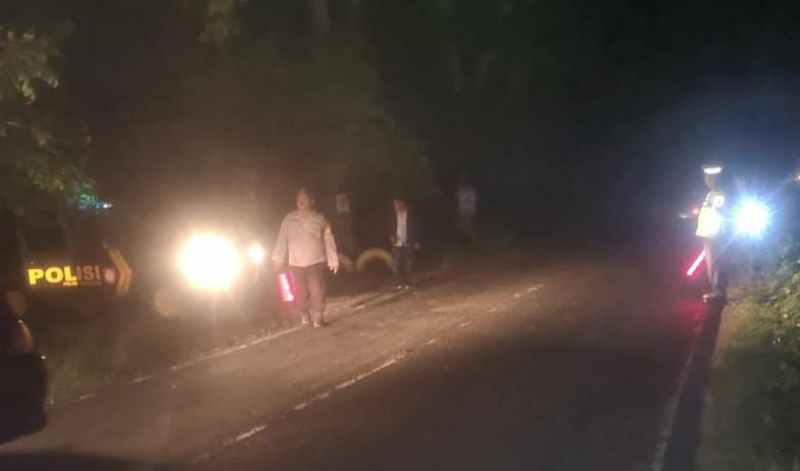 Polri, TNI, dan Warga Bersinergi Tangani Longsor di Jalan Lintas Siantar-Parapat Polri, TNI, dan Warga Bersinergi Tangani Longsor di Jalan Lintas Siantar-Parapat