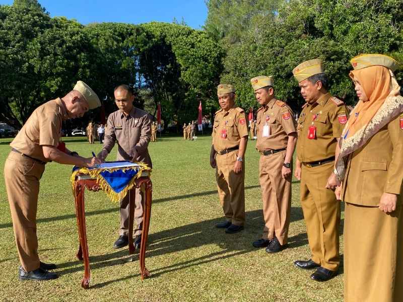 Upacara Mingguan, Pemkab Lambar Lakukan Penandatanganan Berita Acara Serah Terima Jabatan Upacara Mingguan, Pemkab Lambar Lakukan Penandatanganan Berita Acara Serah Terima Jabatan