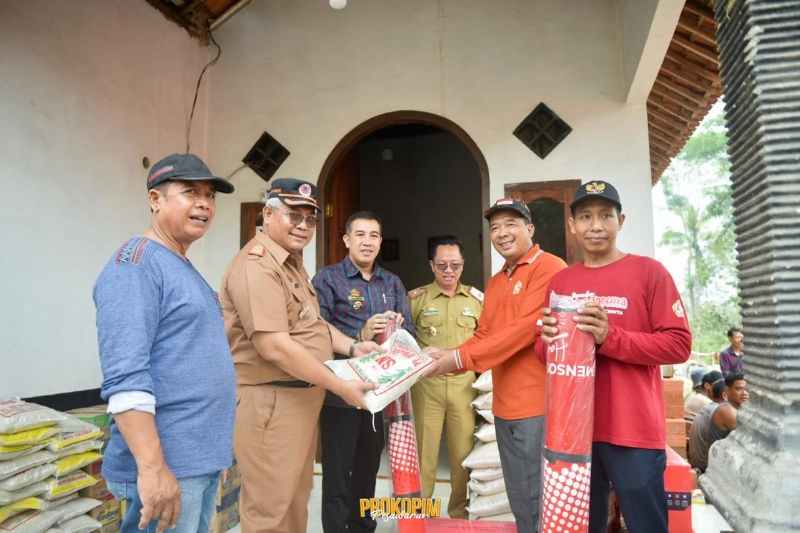 Tinjau Lokasi Bencana Puting Beliung, Dendi Berikan Bantuan Ke Warga Penjambon Tinjau Lokasi Bencana Puting Beliung, Dendi Berikan Bantuan Ke Warga Penjambon