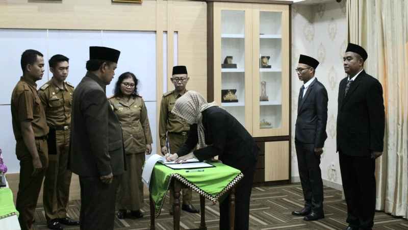 Sekda Heri Iswahyudi Lantik Sekdis Dan Dua Kabid Disdukcapil Sekda Heri Iswahyudi Lantik Sekdis Dan Dua Kabid Disdukcapil