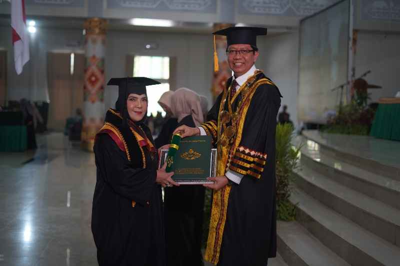 Rektor Kukuhkan 1100 Wisudawan Periode IV 2024, Salah Satunya Walikota Bandar Lampung Rektor Kukuhkan 1100 Wisudawan Periode IV 2024, Salah Satunya Walikota Bandar Lampung