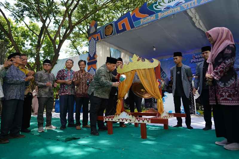 Festival Pesantren ke-VIII UIN RIL Berlangsung Meriah, Warnai Peringatan Hari Santri Nasional 2024 Festival Pesantren ke-VIII UIN RIL Berlangsung Meriah, Warnai Peringatan Hari Santri Nasional 2024