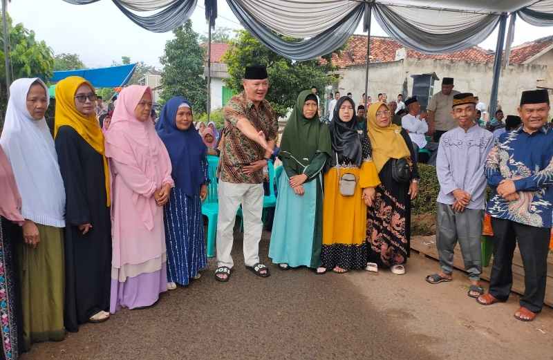 Meski di Guyur Hujan Deras, Masyarakat Kedondong Tetap Antusias Tunggu Kehadiran Aries Sandi Meski di Guyur Hujan Deras, Masyarakat Kedondong Tetap Antusias Tunggu Kehadiran Aries Sandi