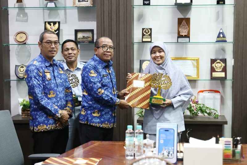 Pj. Gubernur Samsudin Serahkan Penghargaan Pemenang Lomba Wana Lestari Tingkat Provinsi Lampung 2024 Pj. Gubernur Samsudin Serahkan Penghargaan Pemenang Lomba Wana Lestari Tingkat Provinsi Lampung 2024
