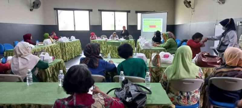 LPPM UNNES Melalui Fakultas Ilmu Keolahragaan Gelar Edukasi Kesehatan Sendi Bagi Lansia LPPM UNNES Melalui Fakultas Ilmu Keolahragaan Gelar Edukasi Kesehatan Sendi Bagi Lansia