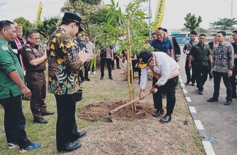 Didampingi Pj. Bupati Marindo, Pj.Gubernur Lampung Tanam Bambu di Kantor Bupati Pringsewu Didampingi Pj. Bupati Marindo, Pj.Gubernur Lampung Tanam Bambu di Kantor Bupati Pringsewu