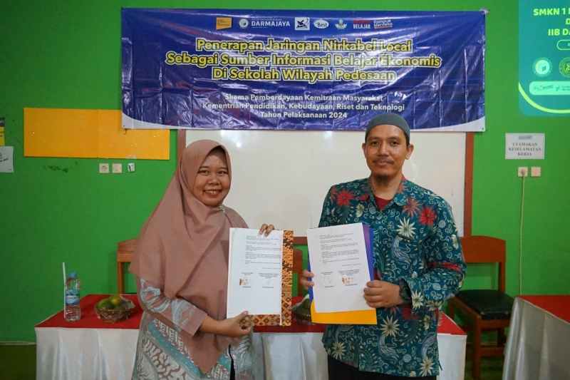 IIB Darmajaya dan SMKN 1 Negeri Katon Berkolaborasi di Bidang Digital Learning IIB Darmajaya dan SMKN 1 Negeri Katon Berkolaborasi di Bidang Digital Learning