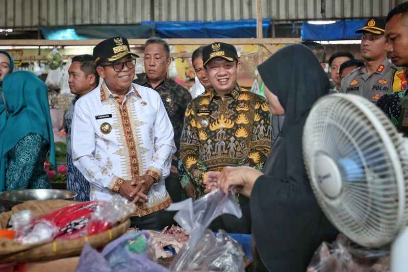 Pj. Gubernur Samsudin Tinjau Harga Bahan Kebutuhan Pokok dan Berdialog dengan Pedagang Pj. Gubernur Samsudin Tinjau Harga Bahan Kebutuhan Pokok dan Berdialog dengan Pedagang