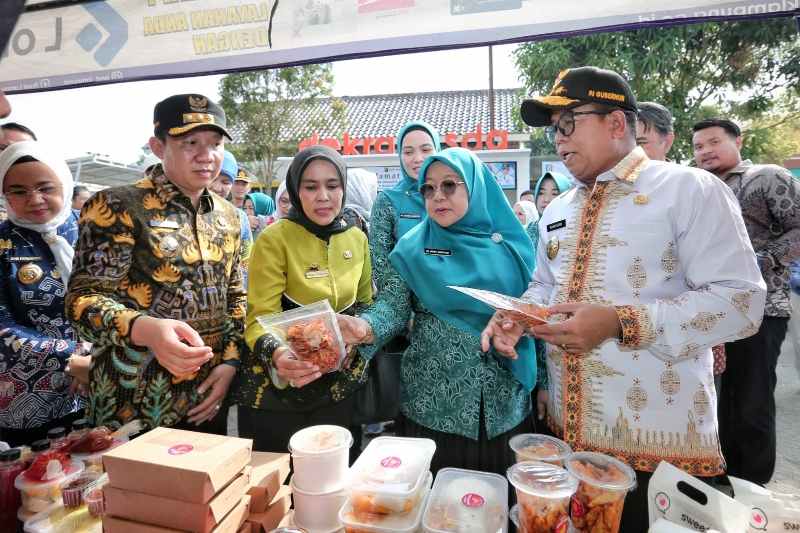 Pj. Gubernur Samsudin Kunjungi Dekranasda Kafe Pringsewu di Rest Area KM 37 Pj. Gubernur Samsudin Kunjungi Dekranasda Kafe Pringsewu di Rest Area KM 37