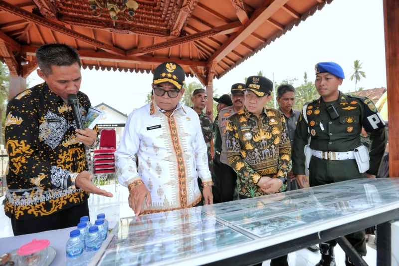 Pj. Gubernur Samsudin Kunjungi Monumen Perjuangan CPM Kompi C Batalyon Garuda di Pringsewu Pj. Gubernur Samsudin Kunjungi Monumen Perjuangan CPM Kompi C Batalyon Garuda di Pringsewu